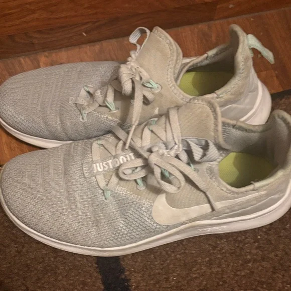 Nike Light Running Shoes - Picture 2 of 4